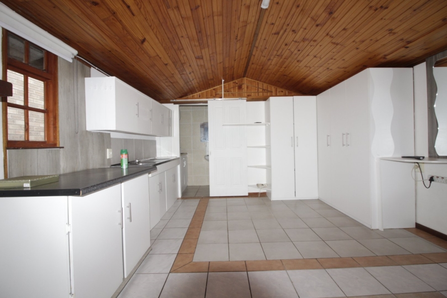 6 Bedroom Property for Sale in Paradise Beach Eastern Cape